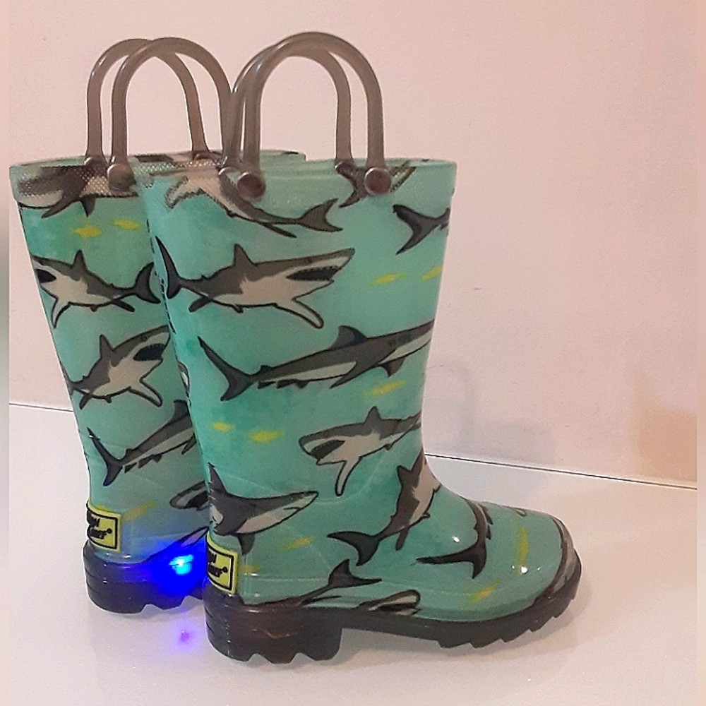 Kids light-up rain boots size 6 (22)